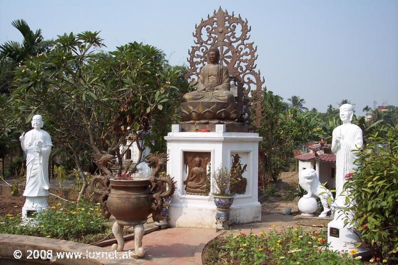 Hanoi temple statues