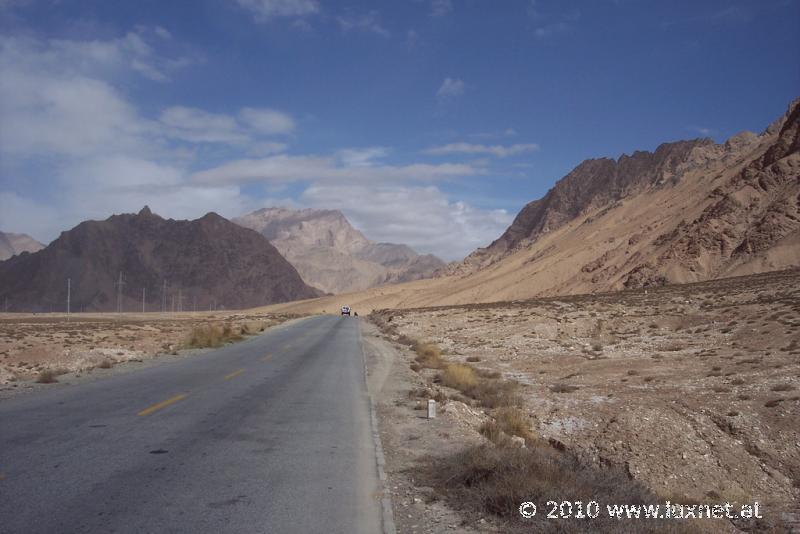 Between Golmud and Kunlun Pass (Qinghai)