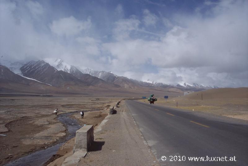 Between Golmud and Kunlun Pass (Qinghai)