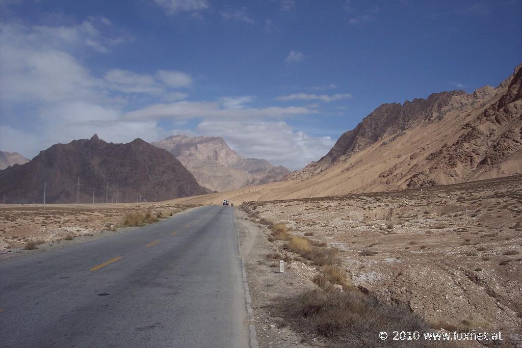 Between Golmud and Kunlun Pass (Qinghai)