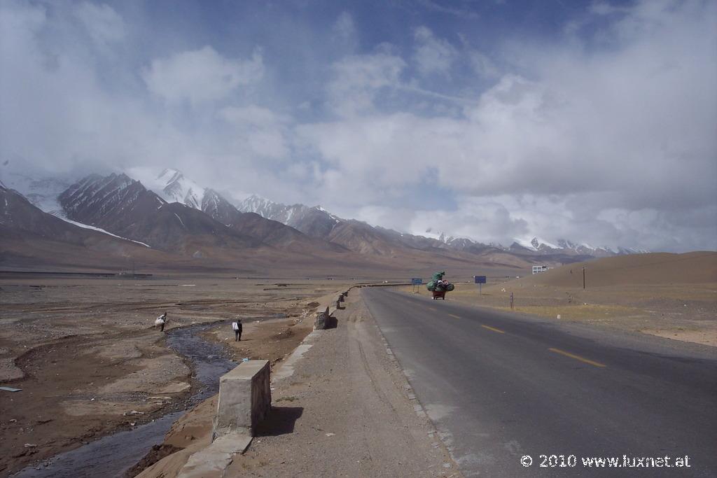 Between Golmud and Kunlun Pass (Qinghai)
