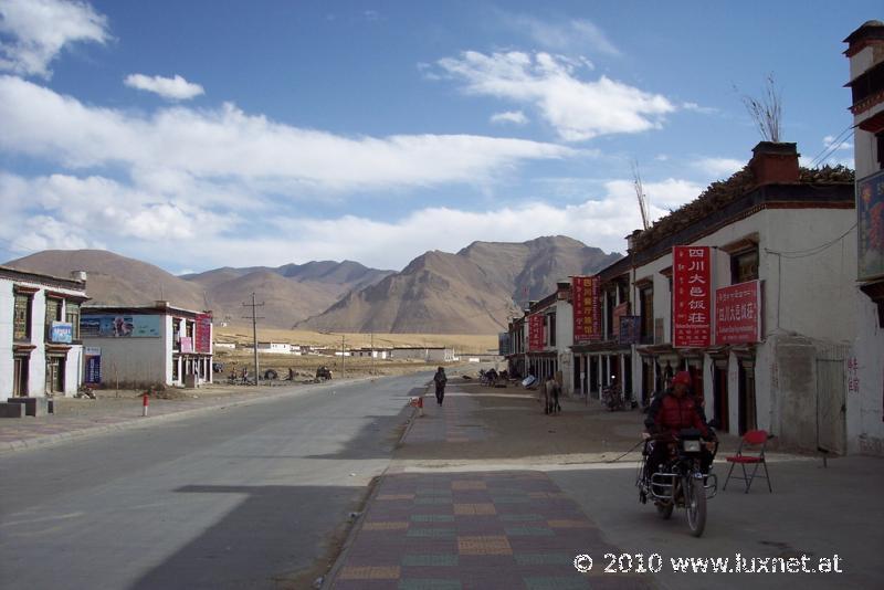 Main Street, New Tingri (Tsang)