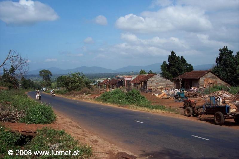 Between Kon Tum and Plei Ku