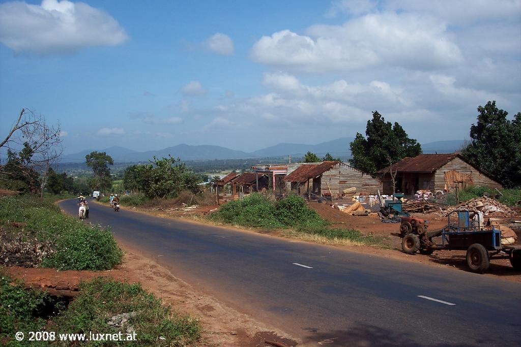 Between Kon Tum and Plei Ku